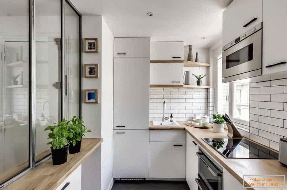 Тесна мала кујна во бело