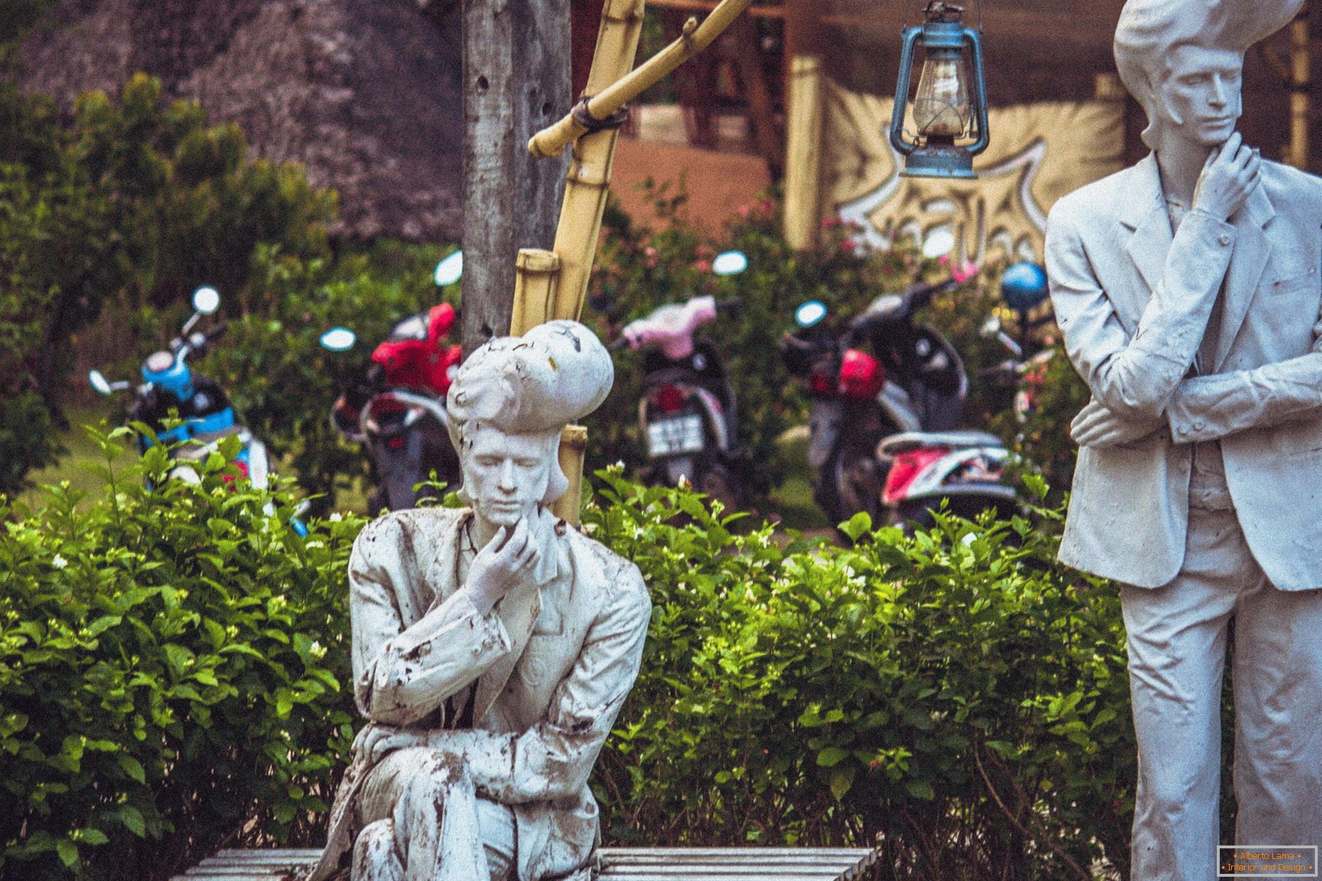 Скулптури на Елвис во селото Тајланд