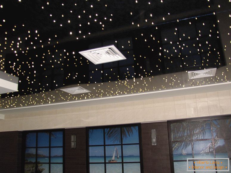 Сјајниот истегнет таван од ПВЦ го имитира ноќното небо, ѕвезденото небо. Одлична идеја за спална соба или детска соба.
