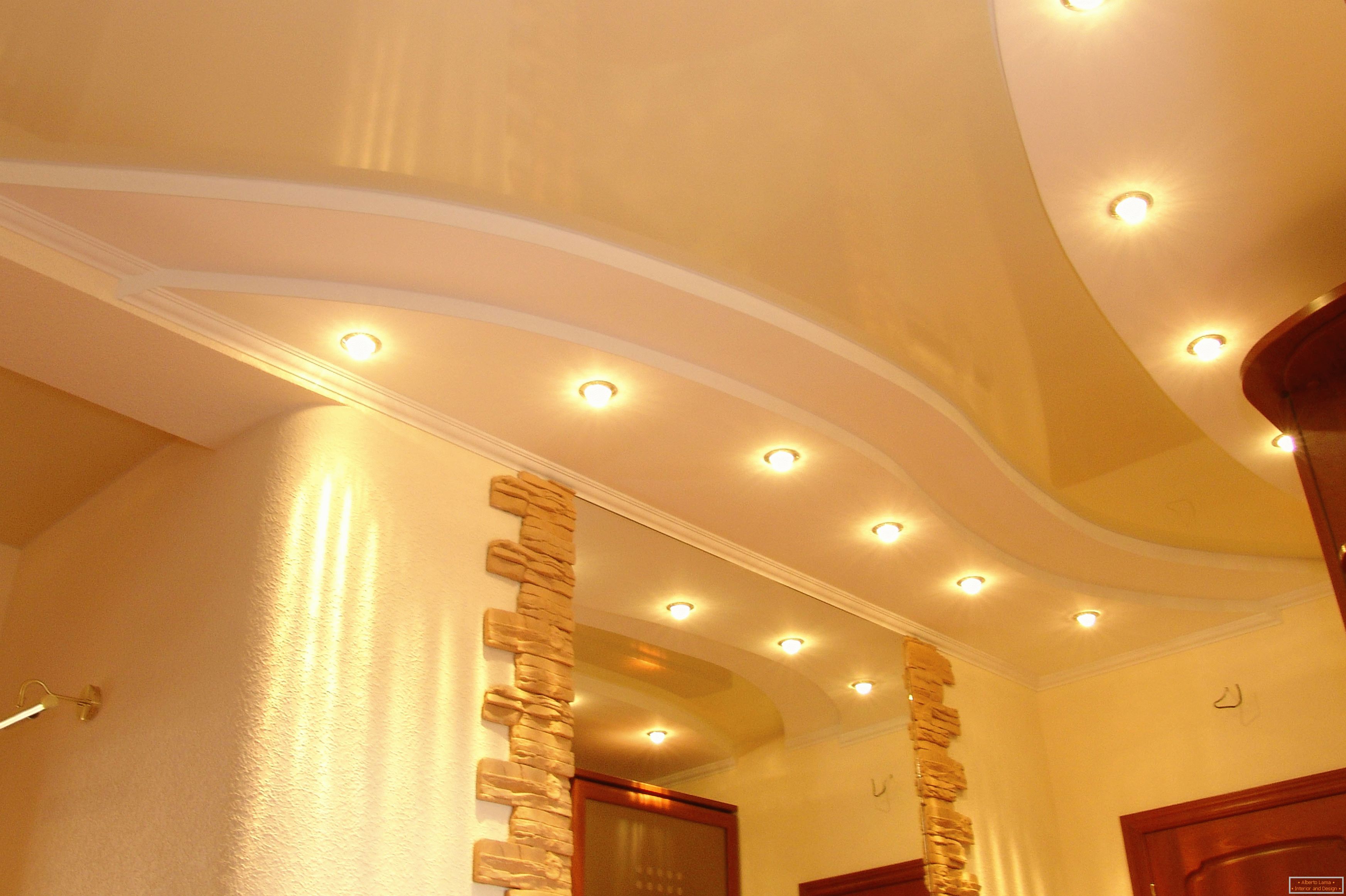 Правилно декориран таванот во ходникот. Точка осветлување - повеќето прифатлива опција за истегнување тавани ПВЦ.