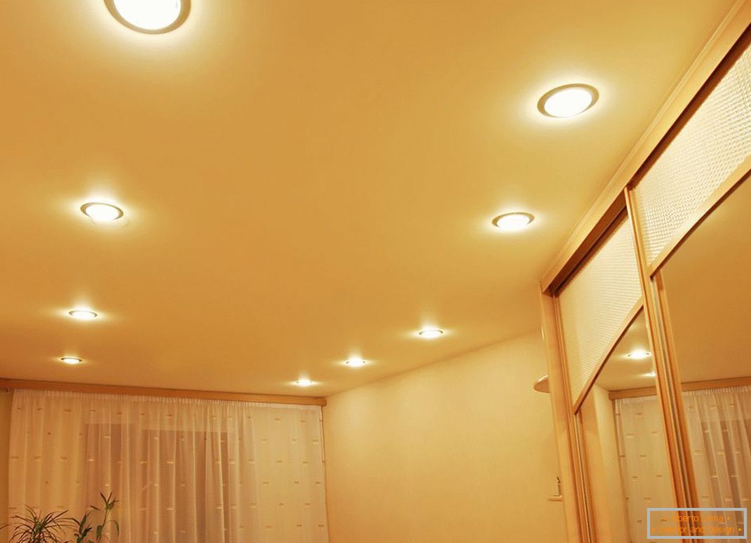 Точка осветлување е секогаш поволно во комбинација со се протегаат тавани од ПВЦ.