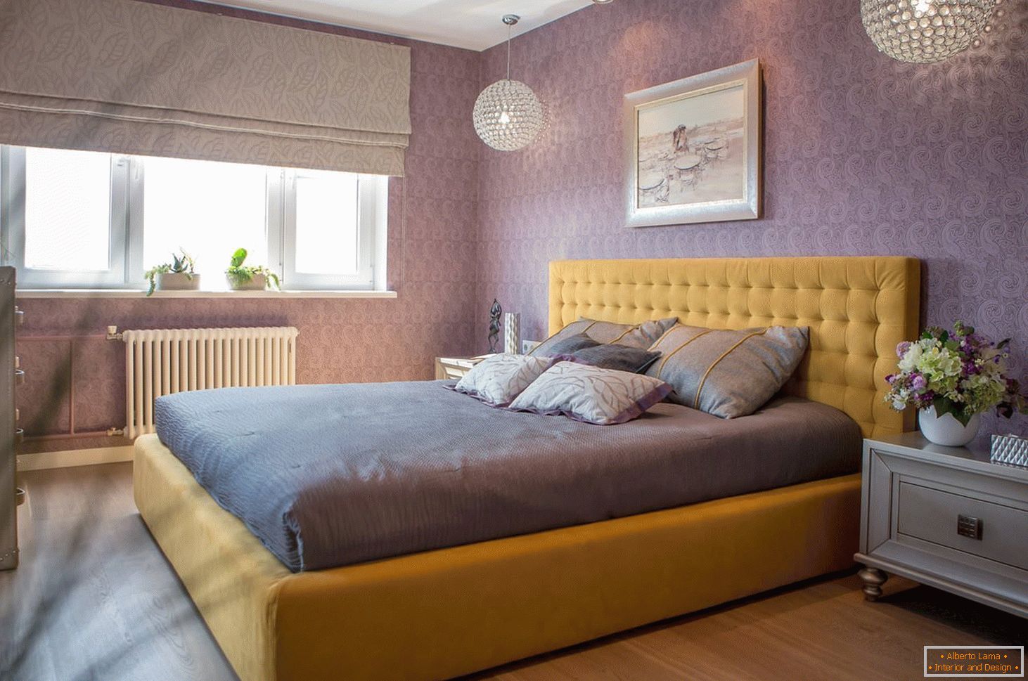 Жолта кревет во пурпурна внатрешност