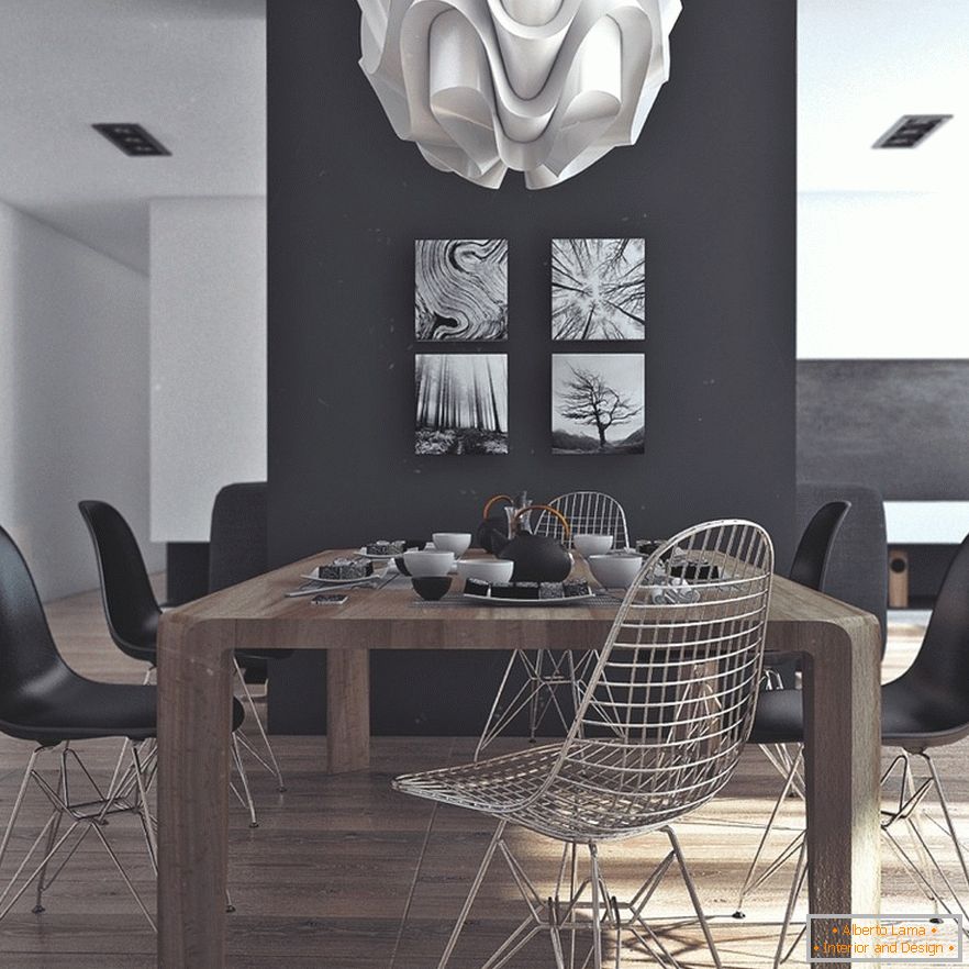 Дрвена маса за јадење, црни столици и оригинални слики на црно ѕид