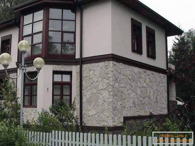 Декорација на фасадите на куќи со камен и гипс