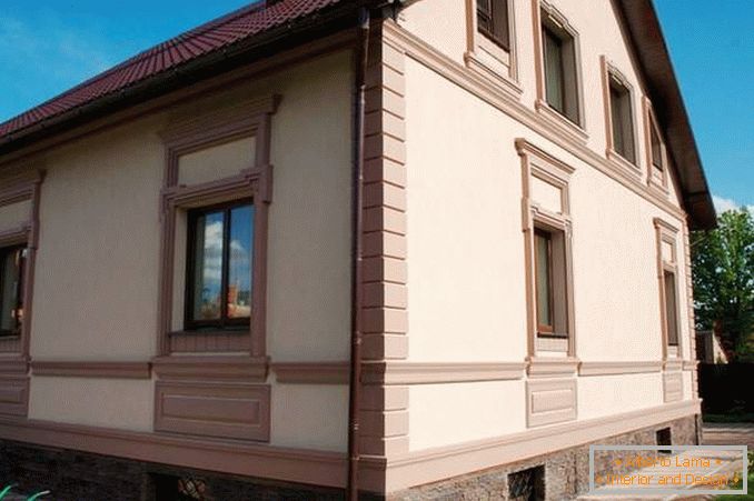 Фасада на куќи со декоративен завршен малтер