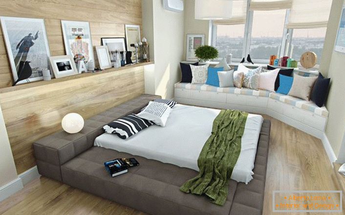 Интересно решение за спална соба во скандинавски стил е мала троседот под прозорецот, украсени со светли перници. 