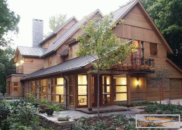 Голема дрвена куќа - слика однадвор со обвивка