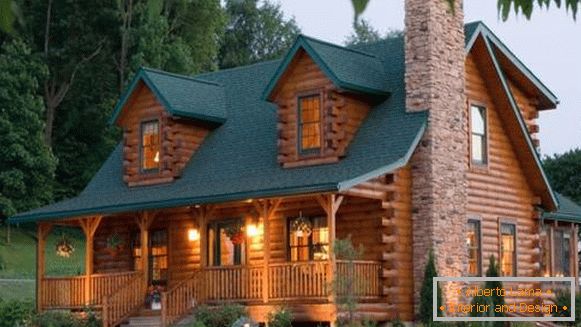 Фото од дрвени куќи од бар со зелен покрив