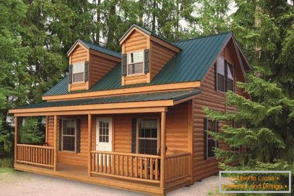 Шарени дрвени куќи - слика со зелен покрив