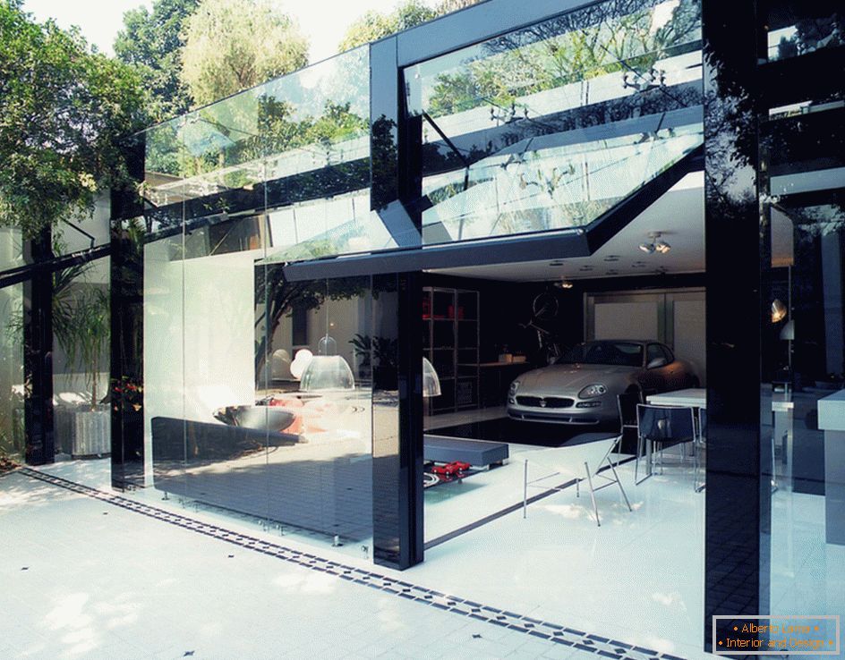 Модерна гаража со стаклени порти