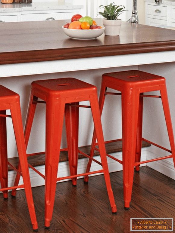Яркие барные стульЈас в дизайне кухни