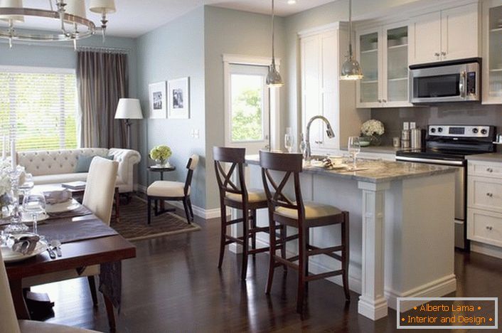 Избрани во стилот на рекреација област, кујнски мебел не го расипе општото расположение на пространа дневна соба.