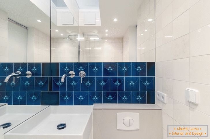Сини плочки на ѕидот во бањата