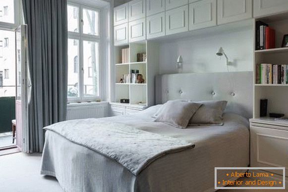 бела спална соба во модерен стил со вграден мебел
