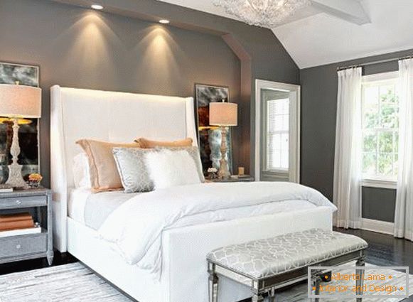 Слика на спална соба во модерен стил со сива боја на ѕидовите