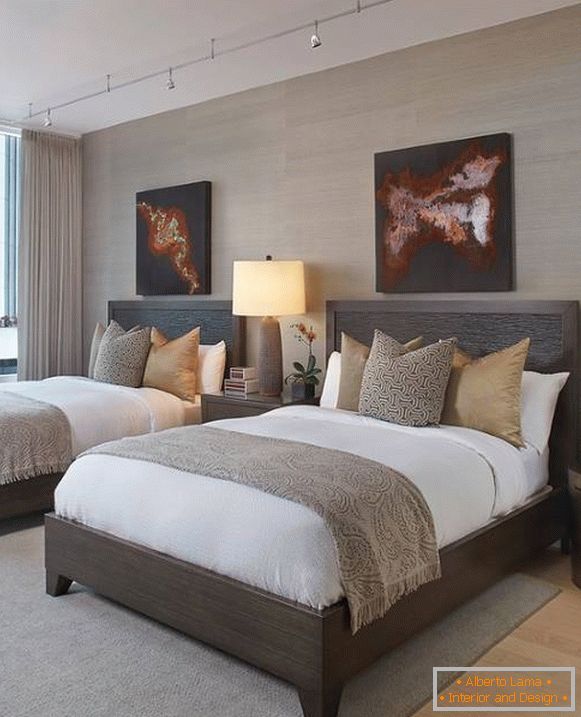 Спална соба во модерен стил со два кревети