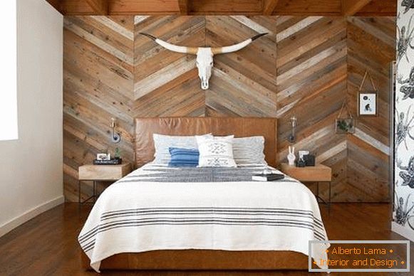 Слика на спална соба во модерен стил со дрвени панели