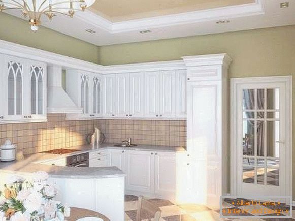 Внатрешност на мала кујна во приватна куќа - бела кујна во класичен стил