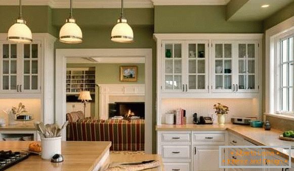 Дизајн и внатрешна кујна во приватна куќа со зелени тонови