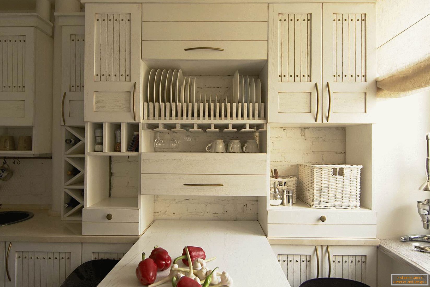 Бело мебел во мала кујна