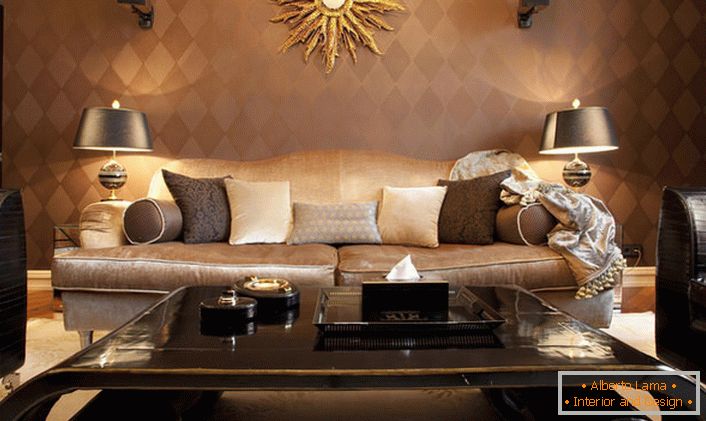 Луксузна дневна соба во стилот на декорација со правилно избрани светилки. Стилски мебел е украсен со еден вид на декоративни детали слични на сонцето. 