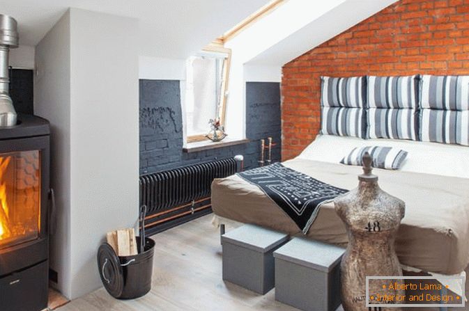 Спална соба со мал камин во стилот на мансарда