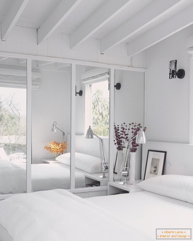 Огледало во модерен ентериер на белата спална соба