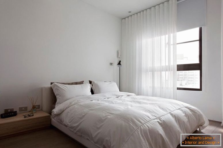 воздушно-бела спална соба