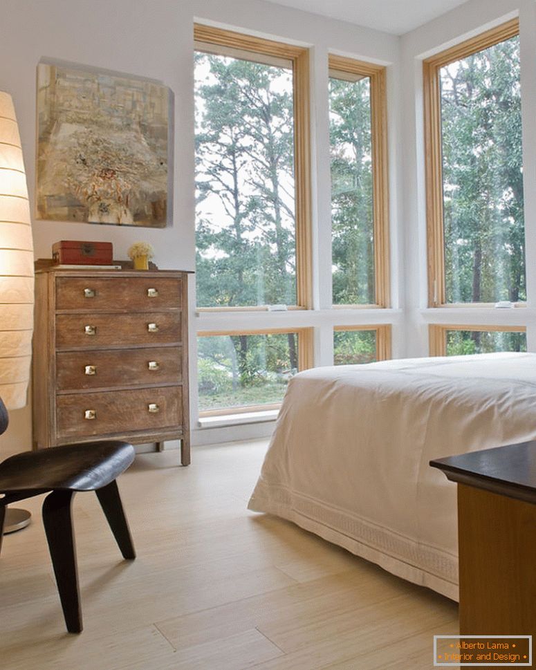 природна спална соба-во-светло-кафеава боја и драматично осветлување