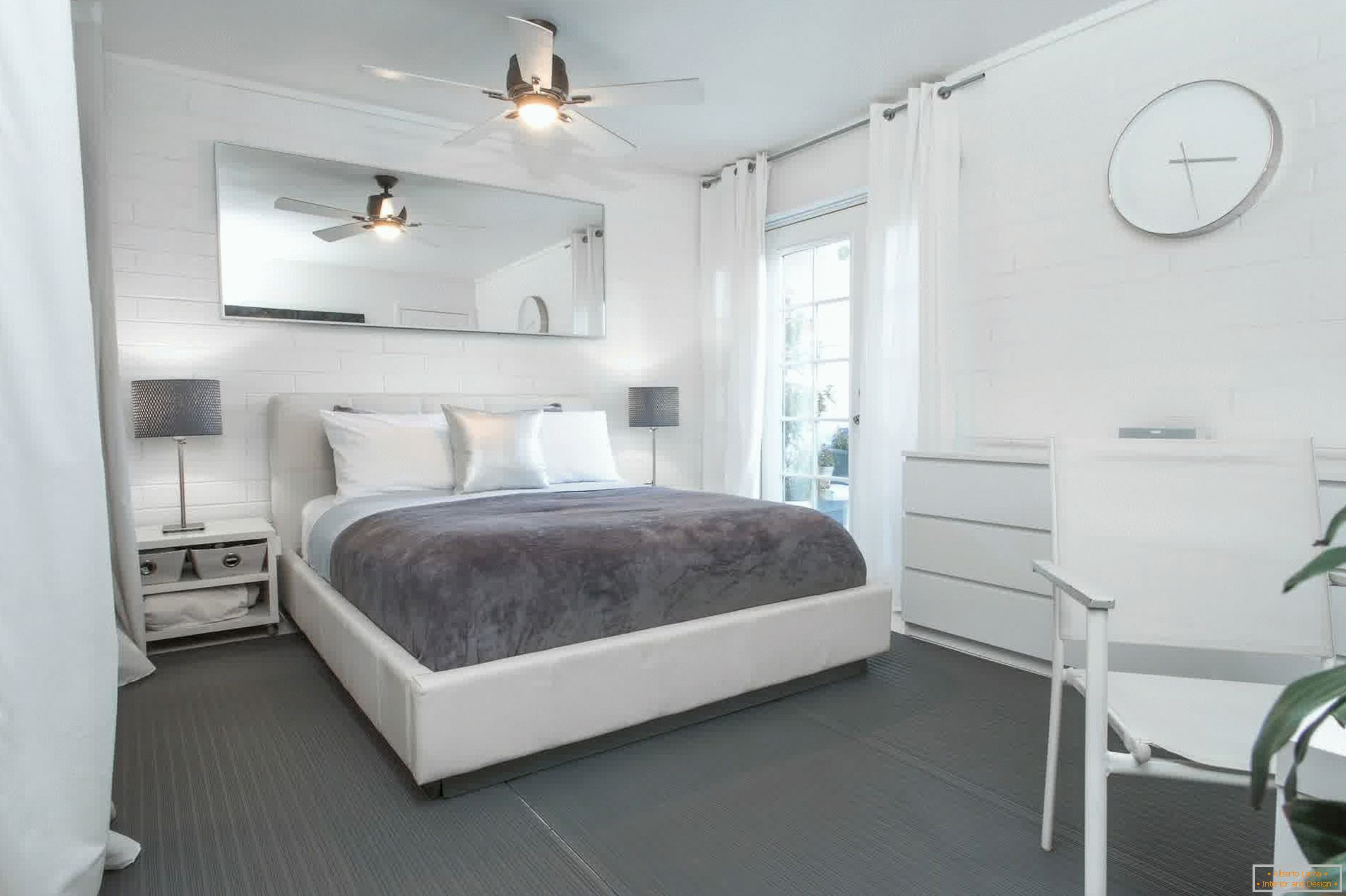 Комбинацијата на бела и сива боја во модерен стан