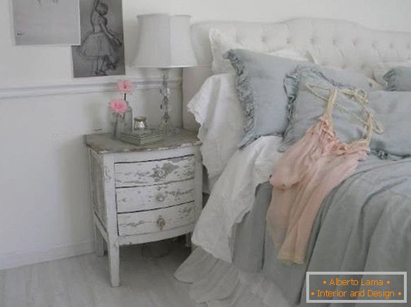Спална соба во стилот на шаби шик во сива, розова и бела боја