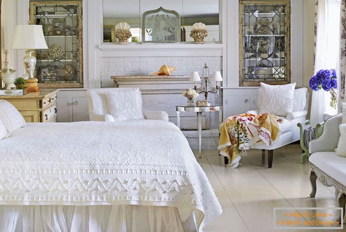 Бела спална соба во стилот на земјата во една куќа во северниот дел на Московскиот регион.