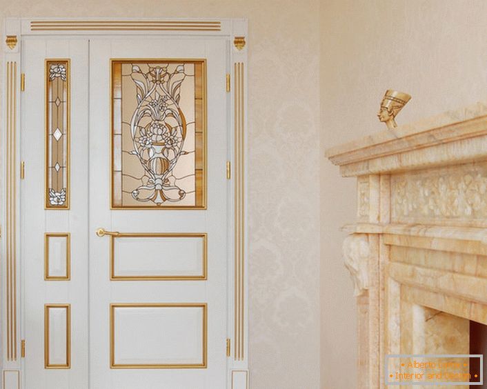 Дизајнот на врати во стилот на Арт Нову е умерено воздржан и рафиниран. Белата боја на платно хармонично се комбинира со златни украсни детали.