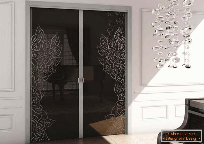 Двокрилни внатрешни врати од темперирано стакло се украсени во модерен стил.