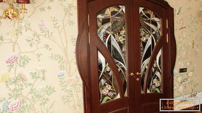 Еден од барањата на модернистичкиот стил е природноста на користените материјали. Внатрешни врати направени од природно дрво Wenge се украсени со атрактивни витражи. 