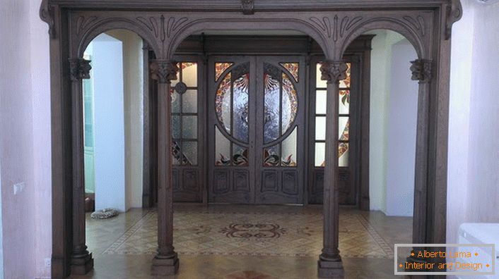 Влезните врати во стилот на Арт Нову се изработени од темно дрво на скапо дрво. Салата полн со такви врати изгледа свечена и помпезна. 