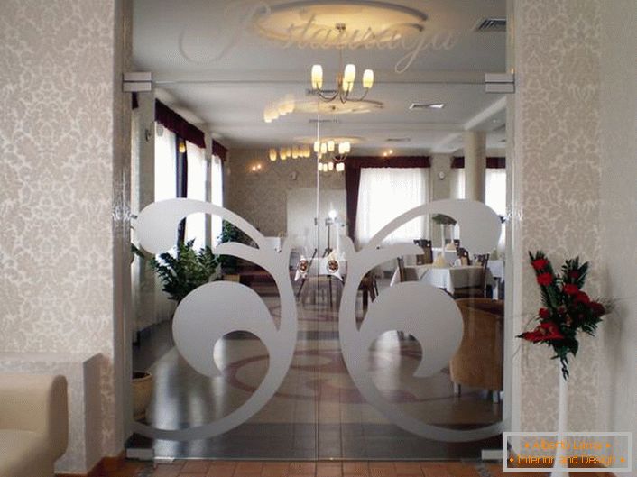 Стаклени врати во стилот на Арт Нову се украсени со сребрена симетрична украсена шема. Оригинален детал за модерен ентериер. 