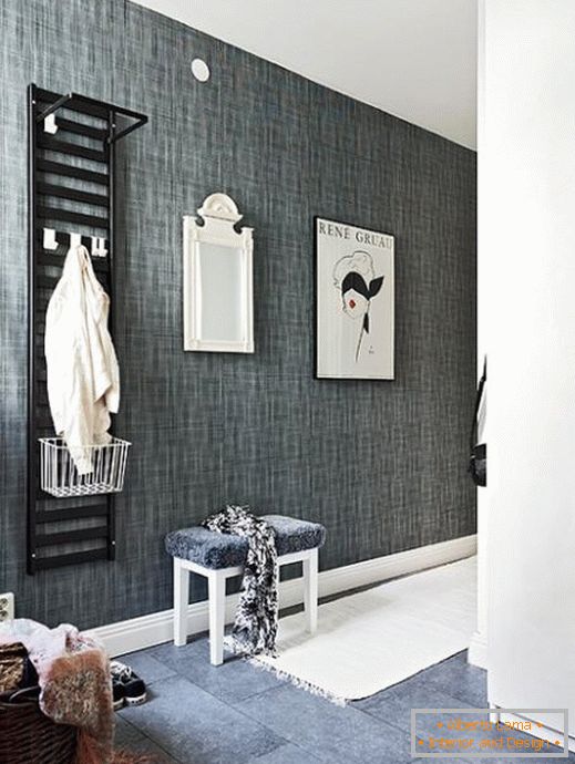 Црно-бел контраст во дизајнот на ходникот