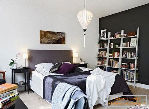 Црно-бел контраст во дизајнот на спалната соба