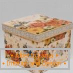 Кутија со портокалови и жолти цветови