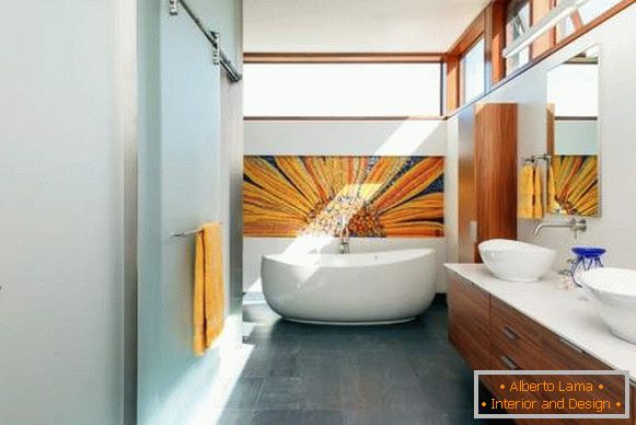 Внатрешен дизајн на бања со лизгачки стаклени врати