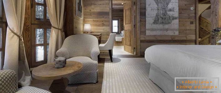 Во спалната соба во стилот на алпската вила е кревет кој наликува на воздушен пердув кревет.