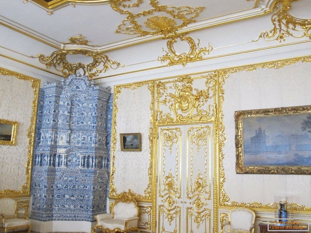 Бело внатрешноста на соба со златни обрасци