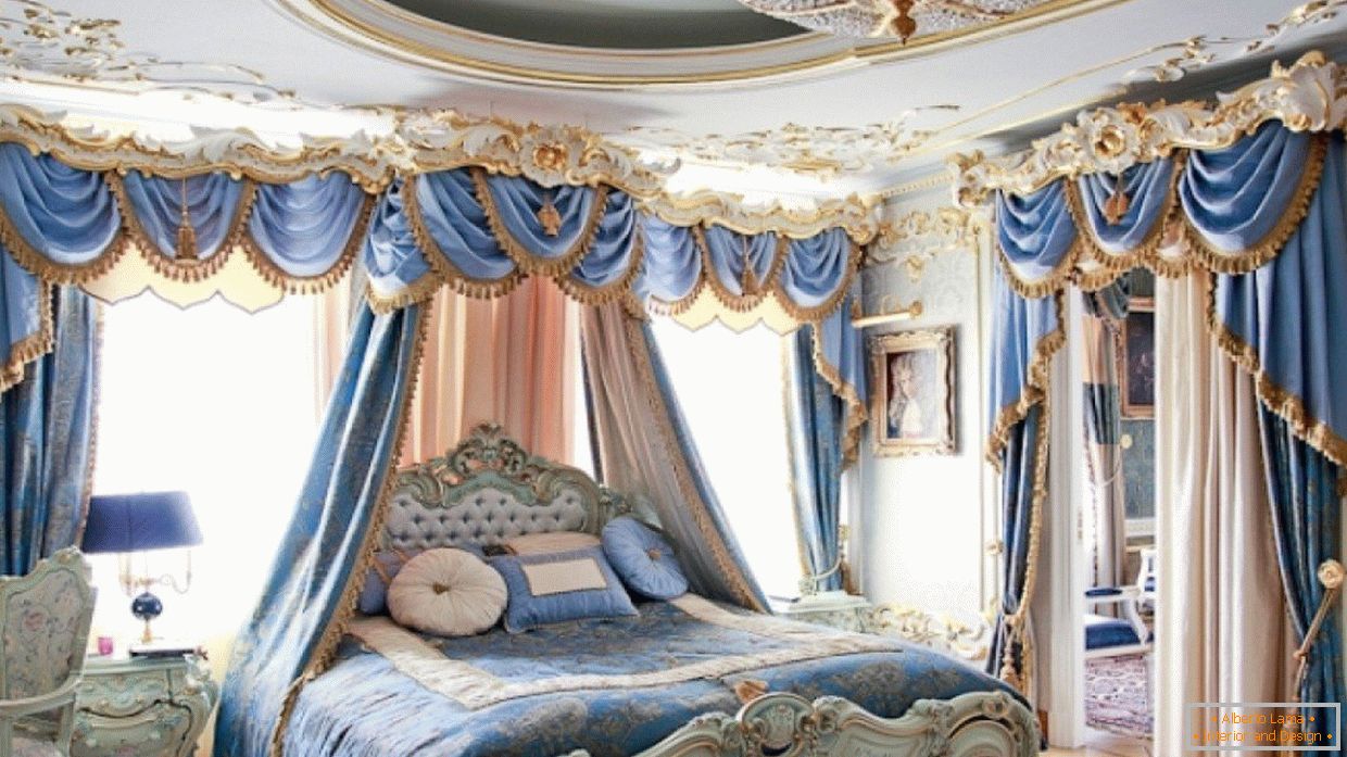 Спална соба со бела и сина внатрешност