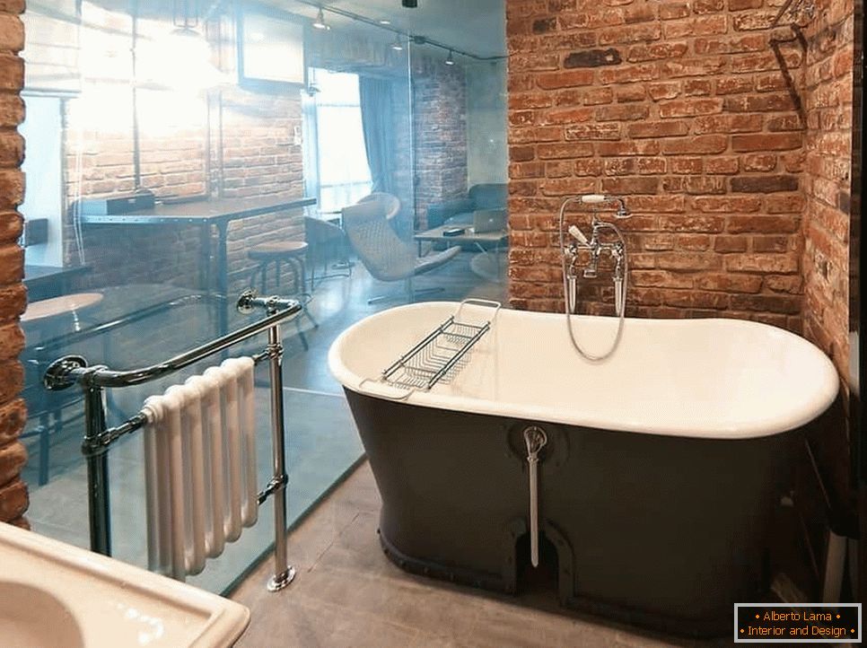 Луксузна бања со стаклен ѕид во гранџ стил