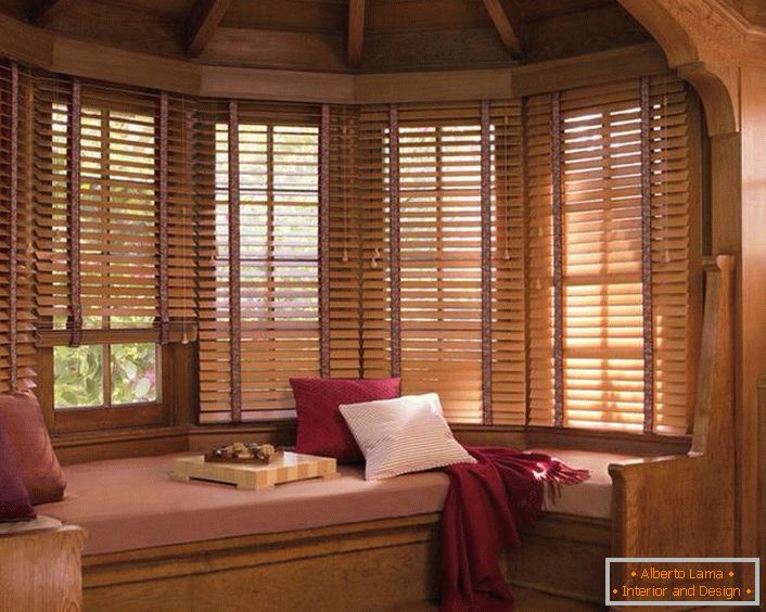 Дрвени ролетни на прозорците создаваат атмосфера на рурална топлина и атмосфера.