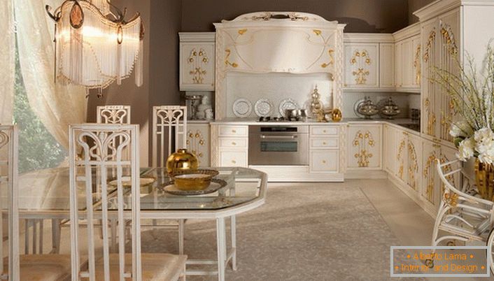 Значаен детал во дизајнот на кујната во стилот на Арт Нову беше златните елементи на декор. Мека, придушен светлина ја прави ситуацијата топла.