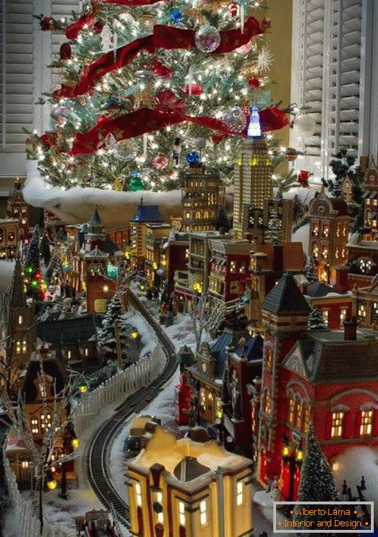 Божиќ-дрво-со-играчка-град
