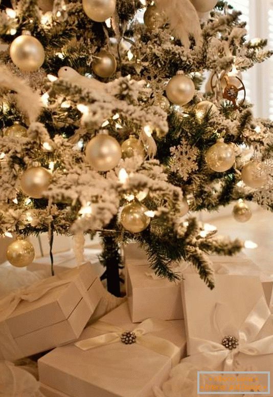 Божиќ-дрво-во-бело-украси