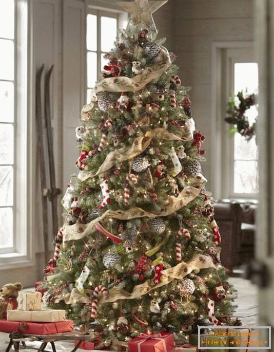 Божиќ-дрво-со-убави-украси